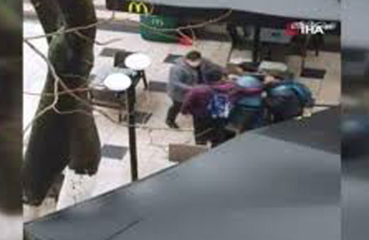 Sultanahmet’te Arap turistlerin tekme tokatlı kavgası kamerada