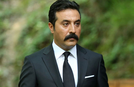 Eşkiya oyuncusu Mustafa Üstündağ eşi Ecem Özkaya'yı boşayıp Mekke'ye gitti