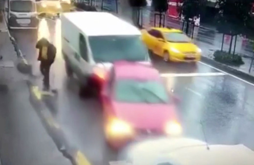 Gaziosmanpaşa’da inanılmaz kaza! Ölümden saniyelerle böyle kurtuldu