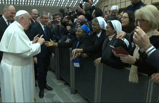 Papa Franciscus'tan öpücük isteyen rahibeye ilginç sözler