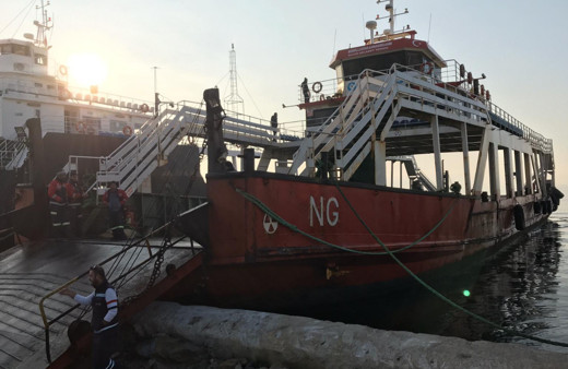 Çanakkale'de feribot ile balıkçı teknesi çarpıştı