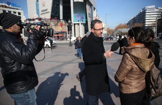 Bakan Kasapoğlu Gazeteciler Günü’nde muhabir olup sokağa çıktı