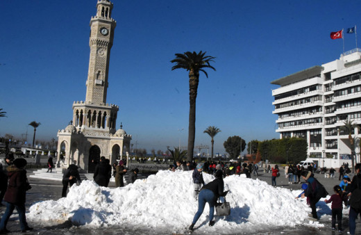 İzmir Konak Meydanı'nda kar sürprizi