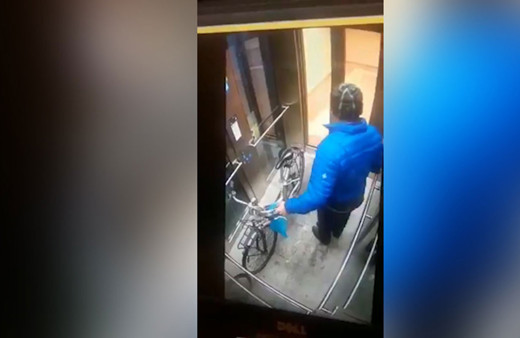 Maramaray asansörünü yumruklayıp tekmeledi!