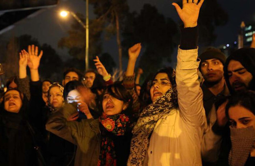 İran'da sıcak saatler! Anma eylemi rejim karşıtı gösteriye dönüştü