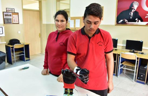Meslek lisesi öğrencilerinden biyonik el yaptı