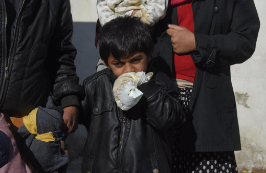 İzmir'de Miraç bebek ellerini ısırmasın diye bebek beziyle bağlıyorlar