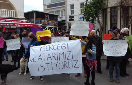 Atlı faytonları geri isteyen ada sakinleri ile faytoncular gösteri düzenledi