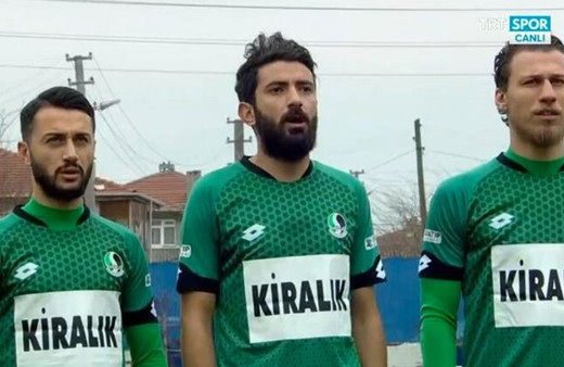 Sakaryaspor Başkanı'ndan skandal iş! Formaya sponsor bulamayancı kiralık yazdırdı