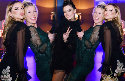 Hadise Seda Sayan'la pozunu paylaştı Beyazıt Öztürk detayı ve mini etek olay oldu