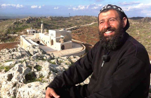 Rahip efendiye bakın! Mardin Mor Yakup Manastırı'nda PKK'lı saklamış