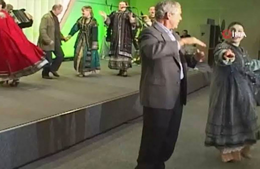 Putin ile Bush'un birlikte dans ettiği görüntüler sosyal medyayı salladı