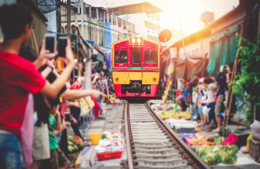 Dünyanın en tehlikeli pazarı Maeklong! İçinden tren bakın nasıl geçiyor
