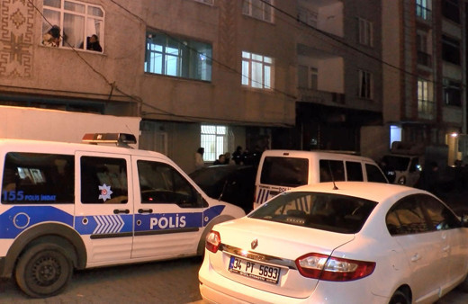 Boşanma aşamasında olan bir kişi ailesinin gözü önünde intihar etti