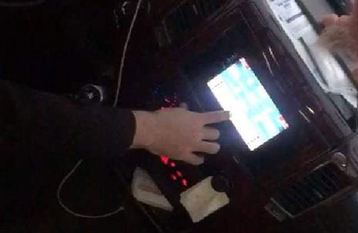 Minibüs şoförü seyir halinde okey oynadı