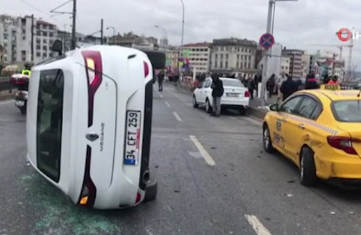 Galata Köprüsü'nde akılalmaz kaza!
