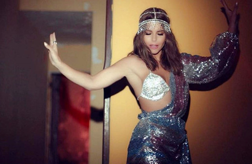 Simge Sağın kalça dansı yaptı takipçileri yerden yere vurdu