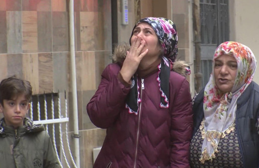 Esenyurt'ta yangında mahsur kalan çocukları ağaca çıkarıp kurtardılar