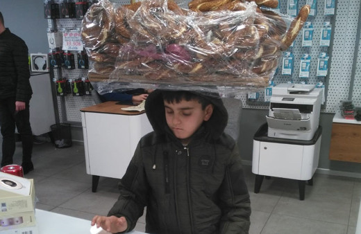 Simit tablasıyla bayiye girip telefonla oynayan çocuk sosyal medyada olay oldu