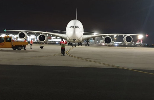 İstabul Havalimanı'nda bir ilk yaşandı! A380 tipi uçak acil iniş yaptı