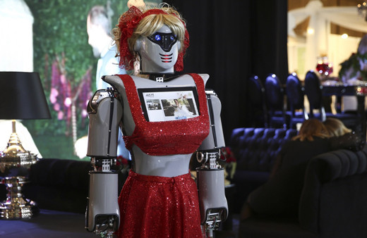 İstanbul'da kına türküsü söyleyen ve dans eden robotlar büyük ilgi gördü