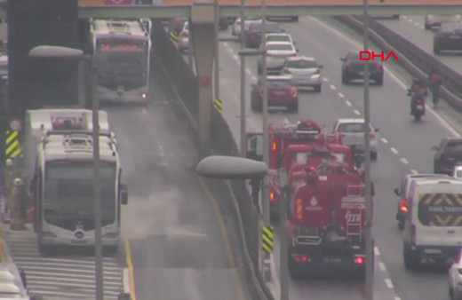 Metrobüste yangın çıktı! Uzun araç kuyrukları oluştu