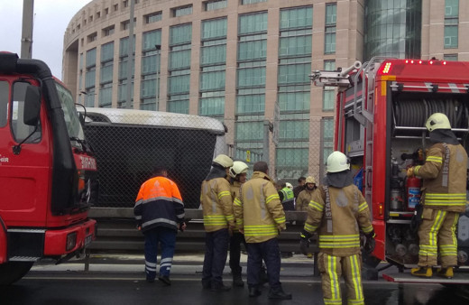 Metrobüsün motor kısmı yandı herkes panik oldu