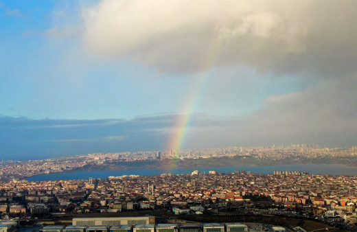 Bir yanda gökkuşağı bir yanda kara bulutlar