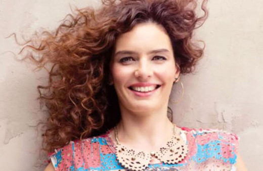 Nil Karaibrahimgil makyajsız doğal güzelliğiyle herkesi mest etti