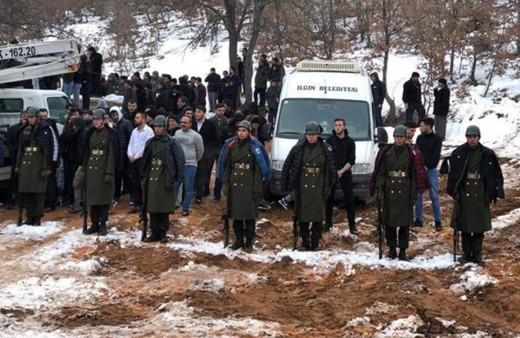 Konya'da vatandaşlar üşüyen askerlere montlarını giydirdiler