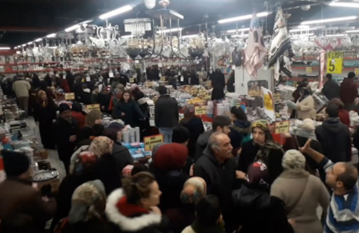 Konya'da indirim sebebiyle vatandaşlar izdihama yol açtı
