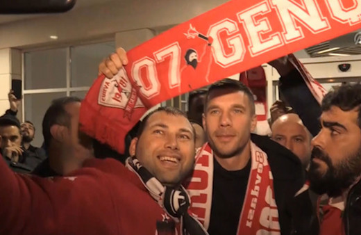 Havaalanında büyük izdiham! Podolski gelir gelmez çayını içti