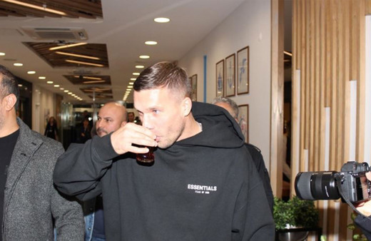 Havaalanında büyük izdiham! Podolski gelir gelmez çayını içti