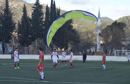 Sahaya inen yamaç paraşütçüye hakem kırmızı kart gösterdi