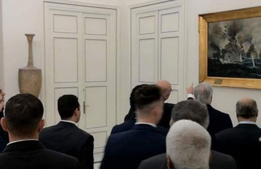 Yunan bakanın Hafter'e gösterdiği tabloda Osmanlı detayı