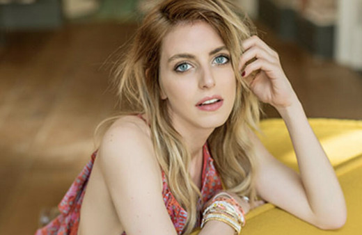 Bige Önal'ın eteği rüzgarda açıldı iç çamaşırsız hali sansürsüz görüntülendi!