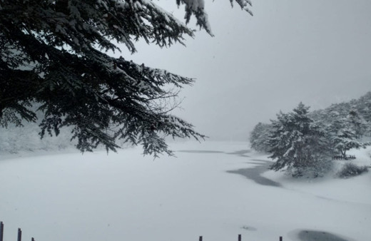 Amasya Boraboy Gölü’nün yüzeyi buz tuttu