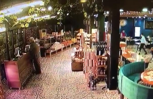 Manisa'daki deprem anı güvenlik kamerasında