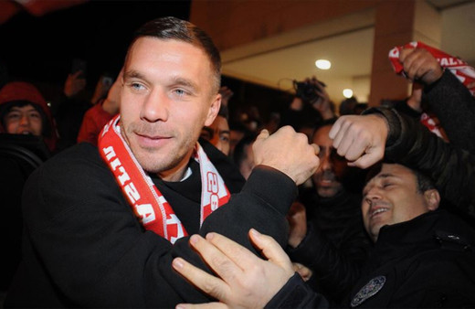 Antalyaspor Podolski ile sözleşme imzaladı