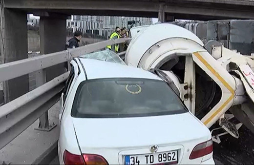 İstanbul Bağcılar'da beton mikseri otomobilin üzerine devrildi