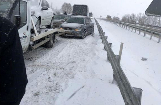 Bolu Dağı'nda kar yağışı yüzünden zincirleme kaza! Tam 8 km kuyruk oluştu