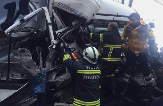 Artvin'de 2 kişi hurdaya dönen araçtan sağ çıktı