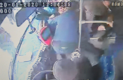 Şoför, halk otobüsünde kalp krizi geçiren yolcuyu hastaneye yetiştirdi