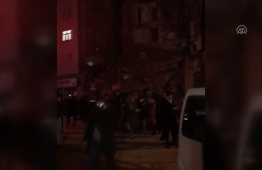 Elazığ Sivrice'deki depremde yıkılan bina