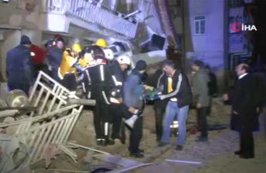 Depremde yaralı vatandaşlar enkaz altından çıkarıldı