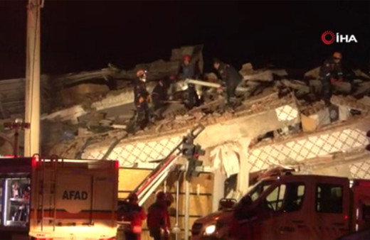 Gezin'de enkaz altında kalan vatandaşları kurtarma çalışmaları