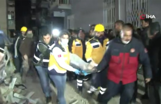 Depremde enkaz altında kalan vatandaş kurtarıldı