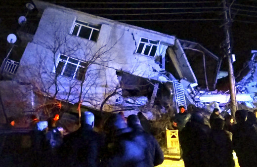 Akbank Elazığ ve Malatya depremzedelerinin kredi borcunu faizsiz 3 ay erteleyecek