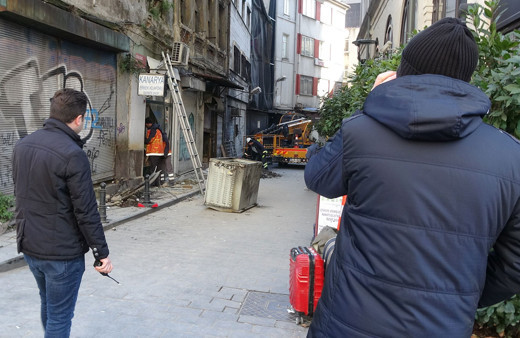 Beyoğlu'nda iki katlı bina çöktü
