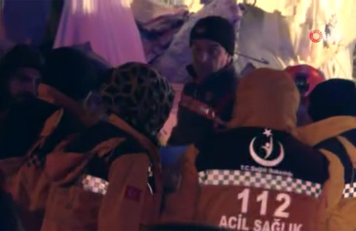 Enkaz altından bir yaralı daha çıkarıldı